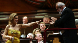 Dyrygent i kompozytor Krzysztof Penderecki (P) i niemiecka skrzypaczka Anne Sophie Mutter (L) po koncercie inaugurującym 13. Wielkanocny Festiwal Ludwiga van Beethovena. Warszawa, 29.03.2009. Fot. PAP/R. Pietruszka 
