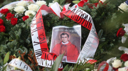 Kwiaty na grobie bł. ks. Jerzego Popiełuszki. Fot. PAP/L. Szymański