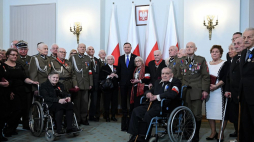 Prezydent Andrzej Duda (C) podczas uroczystości wręczenia odznaczeń państwowych z okazji Narodowego Dnia Pamięci Żołnierzy Wyklętych w Pałacu Prezydenckim w Warszawie. 01.03.2020. Fot. PAP/P. Nowak