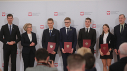 Minister edukacji narodowej Dariusz Piontkowski (L), wiceminister Marzena Machałek (2L) podczas uroczystości wręczenia dyplomów stypendystom MEN za wybitne osiągnięcia edukacyjne w roku szkolnym 2018/2019. Fot. PAP/W. Olkuśnik