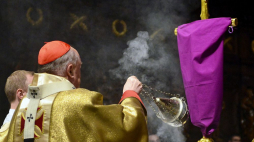 Metropolita warszawski kard. Kazimierz Nycz przewodniczy uroczystej mszy Wieczerzy Pańskiej odprawianej w Wielki Czwartek. 2019 r. Fot. PAP/J. Kamiński