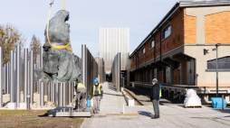 Montaż pomnika upamiętniającego matki - Sybiraczki. Fot. Muzeum Pamięci Sybiru