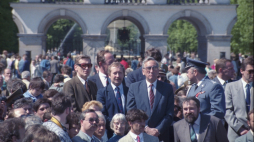 Warszawa 03.05.1990. Obchody Święta Narodowego Trzeciego Maja. Uroczystości na placu Marszałka Józefa Piłsudskiego. Nz. stoją od lewej: poseł Wiktor Kulerski, wiceminister obrony narodowej Janusz Onyszkiewicz, premier RP Tadeusz Mazowiecki. Na dole z prawej minister przemysłu Tadeusz Syryjczyk. Fot. PAP/I. Sobieszczuk