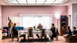 Fragment spektaklu „Cząstki kobiety”. Źródło: TR Warszawa