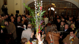 Przemyśl, 2012. Przyniesione przez wiernych palmy podczas mszy świętej w soborze archikatedralnym pw. św. Jana Chrzciciela w Przemyślu, 8 bm. Zgodnie z kalendarzem juliańskim wierni obrządków wschodnich obchodzą Niedzielę Palmową, która rozpoczyna obchody Wielkiego Tygodnia. Fot. PAP/D. Delmanowicz 