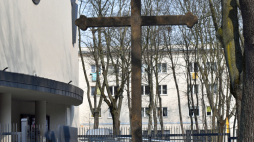 Nowa Huta, Kraków. Pomnik Krzyża Nowohuckiego przed Kościołem Najświętszego Serca Pana Jezusa; widok współczesny. Źródło: Wikipedia Commons