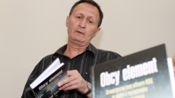 Poznań, 23.06.2010. Oleg Zakirov podczas promocji swojej książki "Obcy element", która opisuje dramatyczną walkę oficera KGB o wyjaśnienie zbrodni katyńskiej, 23 bm. w Poznaniu. Fot. PAP/A. Ciereszko
