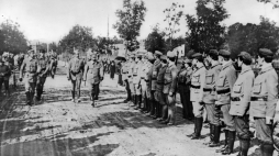 Zakopane, 19–22 08 1913. Józef Piłsudski maszeruje przed szeregiem członków Związku Strzeleckiego. Widoczny także m.in. szef sztabu Związku Strzeleckiego Kazimierz Sosnkowski (na lewo za J. Piłsudskim). Źródło: NAC