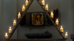 Warszawa, 14.04.2006 r. Ciemna Jutrznia w kościele św. Benona w Warszawie. Tradycyjne nabożeństwo w czasie Triduum Paschalnego. Po odśpiewaniu każdego pslamu gaszona jest jedna świeczka. Fot. PAP/P. Kula