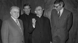 Warszawa, 1979 03 22. Od momentu kiedy K. Wojtyła został najwyższym zwierzchnikiem Kościoła katolickiego toczyły się negocjacje przedstawicieli Kościoła z rządem PRL dot. pielgrzymki papieża do rodzinnego kraju. Bardzo istotnym elementem tych spotkań była wizyta abp. A. Casaroli (na zdj.. 2P), sekretarza stanu Stolicy Apostolskiej w W-wie, która trwała od 22 do 24 marca 1979 r.; minister-kierownik Urzędu ds. Wyznań K. Kąkol (L), prałat antykamery papieskiej J. Paetz (2L). Fot. PAP/CAF/H. Rosiak