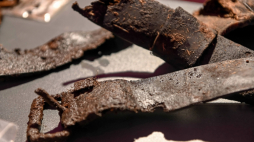 Gdańsk, 10.10.2019. Eksponaty zaprezentowane podczas konferencji prasowej, nt. najnowszych odkryć dokonanych w trakcie badań archeologicznych na Westerplatte, 10 bm. w Gdańsku. Fot. PAP/J. Dzban