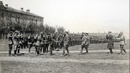 21 kwietnia 1920, Berdyczów. Wręczenie sztandaru 6. Siczowej Dywizji Strzelców. Symon Petlura, gen. Wołodymyr Salśkyj, gen. Antoni Listowski. Źródło: Wikipedia Commons