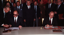 Moskwa, 13.04.1990. Podczas wizyty prezydenta W. Jaruzelskiego prezydent ZSRS M. Gorbaczow przekazał kopie wyselekcjonowanych dokumentów zbrodni katyńskiej. Na zdj. W. Jaruzelski (L) i M. Gorbaczow. W głębi centralnie: minister stanu J. Czyrek, wiceminister obrony J. Onyszkiewicz, minister obrony ZSRS gen. D. Jazow. Z prawej ambasador RP w ZSRS S. Ciosek, z lewej szef polskiego protokołu dyplomatycznego J. Świtkowski. Fot. PAP/I. Sobieszczuk