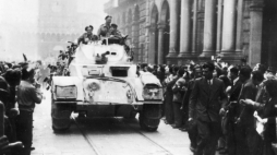 Wkroczenie polskich oddziałów 2 Korpusu Polskiego do Bolonii Żołnierze Pułku Ułanów Karpackich w samochodzie pancernym T17 (Staghound) witani przez ludność. Źródło: NAC