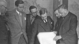 Konferencja nt. odbudowy Warszawy z udziałem ministra planowania miast i wsi Wielkiej Brytanii Lewisa Silkina (1P): prezentacja planów urbanistycznych i dyskusja w gronie urbanistów i architektów w pracowni BOS na Górnym Ujazdowie; kierownik BOS Roman Piotrowski (L). Warszawa, 25.09.1947. Fot. PAP/CAF