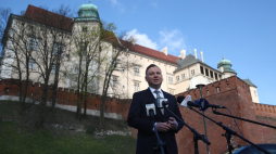 Kraków, 10.04.2020. Prezydent Andrzej Duda podczas wypowiedzi dla mediów pod Wawelem. Fot. PAP/Ł. Gągulski