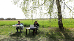 Ciszyca Dolna, 24.04.2020. Koronawirus w Polsce. Dzieci podczas zajęć szkolnych online, 24 bm. w Ciszycy Dolnej (woj. świętokrzyskie). Fot. PAP/R. Guz