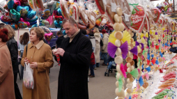 Kraków, 28.03.2005.  Tradycyjny odpust, Emaus, na krakowskim Salwatorze, przy klasztorze sióstr Norbertanek. PAP/J. Bednarczyk jb/hm