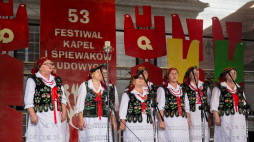 Występ Zespołu Śpiewaczego „Dębowiak” z Dębowa podczas 53. edycji Festiwalu Kapel i Śpiewaków Ludowych w Kazimierzu Dolnym. 2019 r. Fot. PAP/W. Jargiło