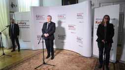 Wicepremier, minister kultury i dziedzictwa narodowego Piotr Gliński (C), dyrektor Biblioteki Narodowej Tomasz Makowski (L) i pisarka Anna Nasiłowska (P) podczas konferencji prasowej w siedzibie MKiDN w Warszawie. Fot. PAP/R. Pietruszka