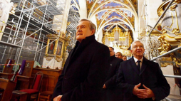 Wicepremier, minister kultury i dziedzictwa narodowego Piotr Gliński (L) podczas zwiedzania wyremontowanej Bazyliki Katedralnej w Sandomierzu. 11.12.2019. Fot. PAP/P. Polak