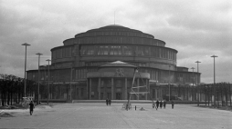 Wrocław, 1948-04. Hala Ludowa (Hala Stulecia), wzniesiona w latach 1911–1913 według projektu Maxa Berga. Fot. PAP/CAF