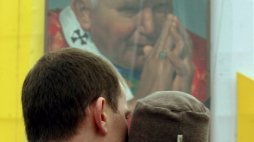 Warszawa 9.04.2005 r. Plac Józefa Piłsudskiego i przylegający do niego Ogród Saski dzień po uroczystościach pogrzebowych Ojca Świętego Jana Pawła II. PAP/Tomasz Gzell 