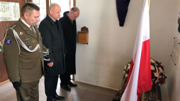 Delegacja Ambasady RP w Moskwie uczciła pamięć zamordowanych w Katyniu w kaplicy przy kościele katolickim pw. Niepokalanego Poczęcia NMP w Smoleńsku, gdzie znajdują się pamiątki związane ze Zbrodnią Katyńską i polskimi pielgrzymkami do Katynia. Fot. Ambasada RP w Moskwie