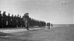 Zaślubiny z morzem na kołobrzeskiej plaży. 18 marzec 1945 r. Fot. PAP/CAF