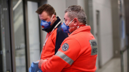 Epidemia koronawirusa: lekarze i ratownicy medyczni, którzy będą badać pasażerów z Mediolanu na terenie MPL Kraków-Balice. 26.02.2020. Fot. PAP/Ł. Gągulski