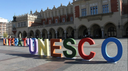 Instalacja na Rynku Głównym przygotowana z okazji przyznania Krakowowi tytułu Miasta Literatury UNESCO. 2013 r. Fot. PAP/J. Bednarczyk