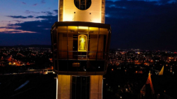 Wizerunek Jezusa Miłosiernego na wieży sanktuarium w Łagiewnikach