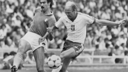 Hiszpania 14.06.1982. Mistrzostwa Świata w Piłce Nożnej. Mecz Polska - Włochy. Nz. Grzegorz Lato i Giuseppe Bergoni. PAP/A. Hawałej