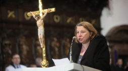 Warszawa, 10.03.2020. Magdalena Merta podczas wieczornej mszy świętej w warszawskiej archikatedrze św. Jana Chrzciciela w intencji ofiar katastrofy samolotu prezydenckiego.  PAP/W. Olkuśnik
