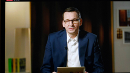 Warszawa, 21.04.2020. Koronawirus w Polsce. Premier Mateusz Morawiecki (na ekranie) podczas sesji pytań i odpowiedzi - Q&A z internautami, zorganizowanej na profilu szefa rządu na Facebooku. Fot. PAP/M. Marek