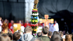 Dukla, 14.04.2019. Msza święta w Niedzielę Palmową w Dukli. PAP/D. Delmanowicz