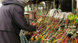 Sprzedaż palm i ozdób wielkanocnych na miejskim targowisku w Olsztynie. Fot. PAP/T. Waszczuk