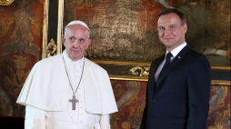 Prezydent Andrzej Duda (P) podczas spotkania z papieżem Franciszkiem na Wawelu. Kraków, 27.07.2016. Fot. PAP/P. Supernak
