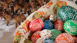 Pisanki i nowolatki – figurki z ciasta, tradycyjne ozdoby wielkanocne z regionów Kurpi i i Warmii. Fot. PAP/T. Waszczuk