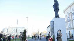 Warszawa, 10.04.2020. Obchody 10. rocznicy katastrofy smoleńskiej. Prezes PiS Jarosław Kaczyński składa wieniec pod pomnikiem prezydenta Lecha Kaczyńskiego na pl. Piłsudskiego w Warszawie. Fot. PAP/R. Pietruszka