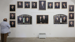 Warszawa, 02.08.2018. Wernisaż wystawy "Portrety Smoleńskie" w Galerii Brama Bielańska w Warszawie. Autorką obrazów jest Małgorzata Wrochna. Ekspozycja prezentuje portrety wszystkich ofiar katastrofy prezydenckiego samolotu pod Smoleńskiem.  PAP/P. Supernak