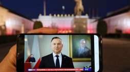 Prezydent Andrzej Duda wygłasza orędzie telewizyjne; wystąpienie oglądane jest przed Pałacem Prezydenckim w Warszawie. Fot. PAP/P. Supernak
