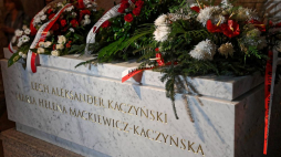 Kwiaty na sarkofagu pary prezydenckiej Lecha i Marii Kaczyńskich w Krypcie pod Wieżą Srebrnych Dzwonów na Wawelu. Kraków, 01.11.2018. Fot. PAP/J. Bednarczyk