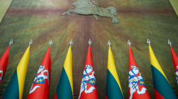 Wilno, Litwa, 12.01.2020. Flagi w historycznej sali Sejmu Republiki Litewskiej w Wilnie.  PAP/V. Doveiko