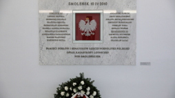 Warszawa, 10.04.2020. Tablica w Sejmie upamiętniająca ofiary katastrofy smoleńskiej.  PAP/L. Szymański
