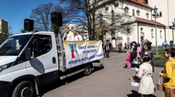 Wielka Sobota: błogosławieństwo pokarmów w Bydgoszczy, gdzie ksiądz Krzysztof Buchholz (L) przejechał ulicami parafii Najświętszego Serca Pana Jezusa. 11.04.2020. Fot. PAP/T. Żmijewski