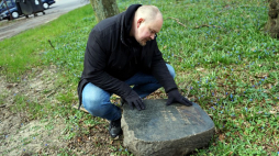 Komisarz dr Marek Łuczak podczas pracy. Policja zabezpieczyła najstarszy nagrobek z dawnego Cmentarza Grabowskiego w Szczecinie. 03.04.2020. Fot. PAP/M. Bielecki