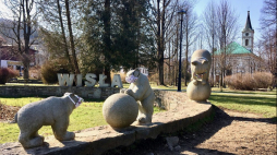 Cała niedźwiedzia rodzina w maseczkach. Fot. Urząd Miejski w Wiśle