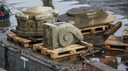 Warszawa, 15.10.2015. Elementy architektoniczne wysadzonego w 1944  r. mostu Poniatowskiego. Fot. PAP/L. Szymański