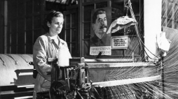 Zakłady Przemysłu Lniarskiego w Żyrardowie: Stanisława Spalińska na motalni pracuje system sowieckiej nowatorki – Żandarowej. 04.1950. Fot. PAP/CAF/J. Tymiński